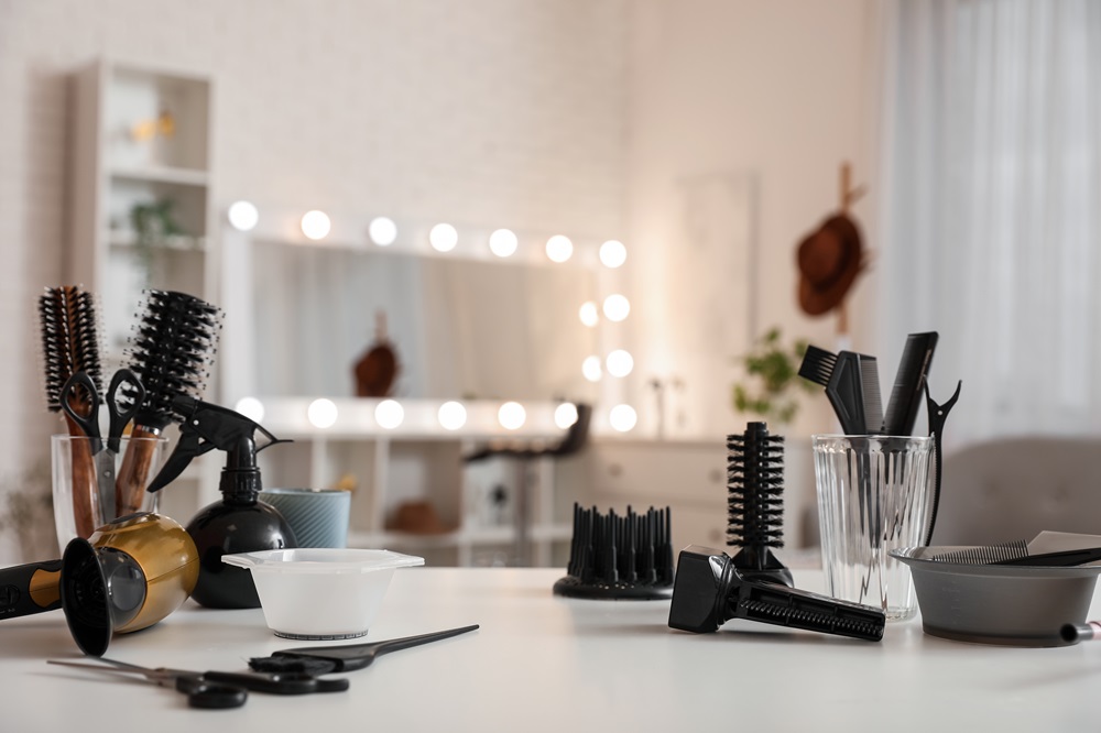 Bezpieczeństwo i higiena w salonach fryzjerskich - jak dbać o czystość i dezynfekcję mebli i sprzętu?