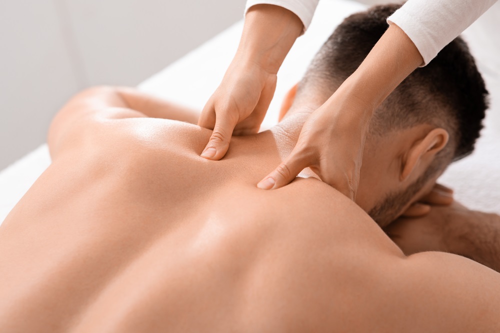Kombinacja akupresury z innymi terapiami - jak łączyć akupresurę z masażem, aromaterapią i innymi technikami relaksacyjnymi?
