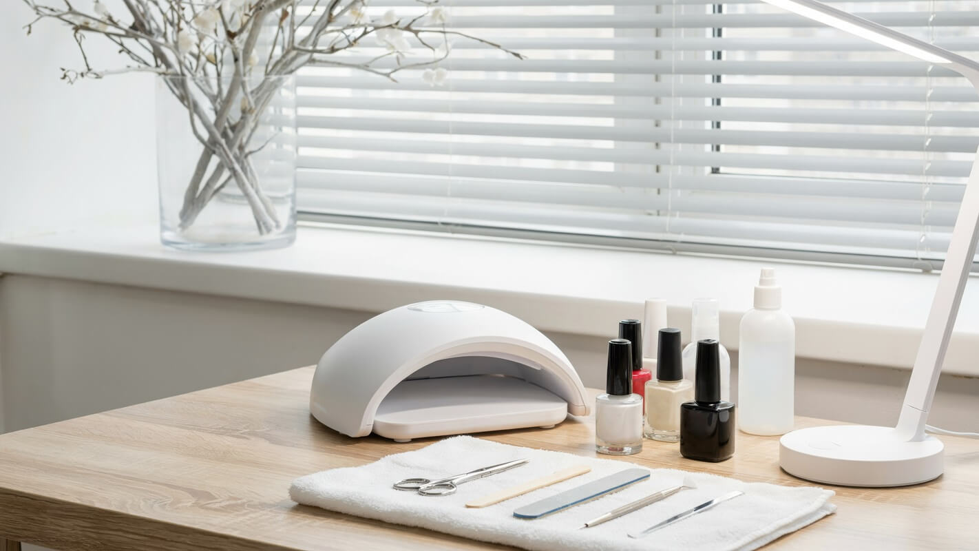 Jak wybrać lampę UV/LED do manicure hybrydowego?