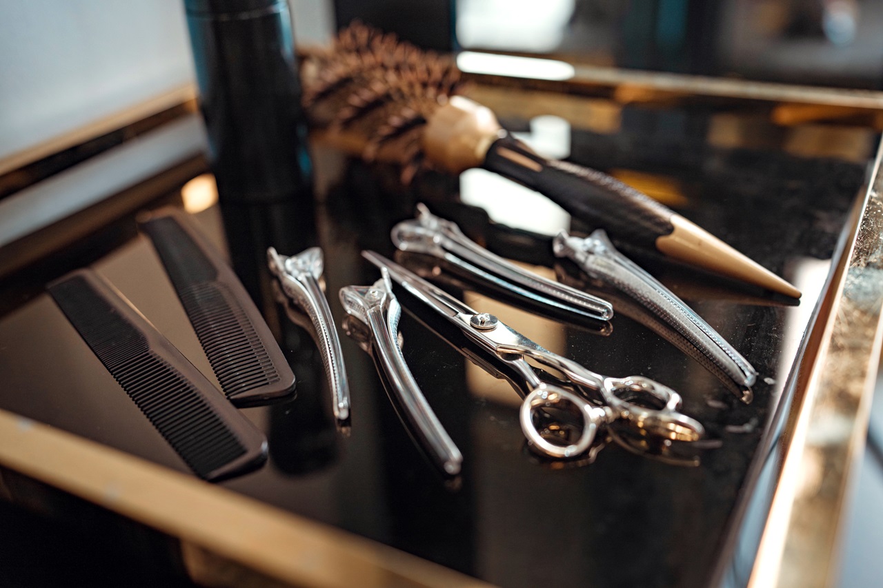 Podstawowe akcesoria fryzjerskie - co powinno znaleźć się w podstawowym zestawie każdego fryzjera?