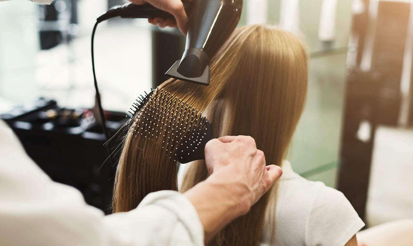 Jak wybrać profesjonalną suszarkę do salonu fryzjerskiego?